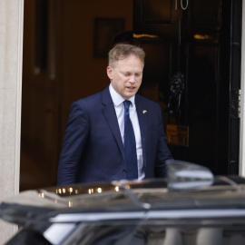 06/07/2022 El ministro británico de Transporte, Grant Shapps, sale del número 10 de Downing Street