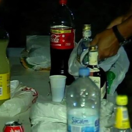 Decenas de jóvenes hacen botellón en la playa de Calafell