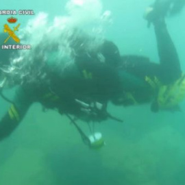 Imágenes de la Guardia Civil examinando los bloques de hormigón
