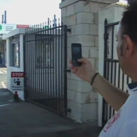 Policías españoles hacen fotos a los gibraltareños para denunciar el "acoso"