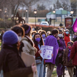 Decenas de personas participan en una cadena humana organizada por la Asociación Feminista y el Colectivo Feminista de Toledo.