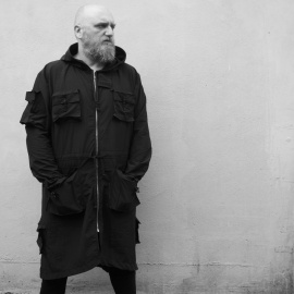 El escritor escocés Tim Maughan llega a las librerías españolas con una novela sobre el fin del mito de Silicon Valley y de las ciudades inteligentes.