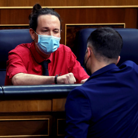El todavía vicepresidente segundo del Gobierno Pablo Iglesias conversa con Gabriel Rufián, portavoz de Esquerra Republicana de Catalunya en el Congreso. - EFE