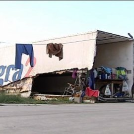 Trabajadores subsaharianos viven en un campamento improvisado en un pueblo de Lérida