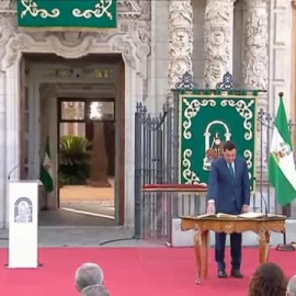 Juanma Moreno toma posesión arropado por la plana mayor del PP