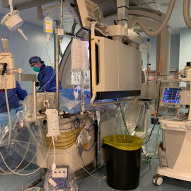 La sala de radiologia intervencionista durant la realització d'una trombectomia mecànica a un pacient que havia patit un ictus isquèmic.