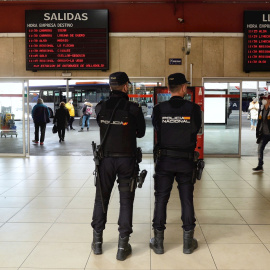 Efectivos de la Policía Nacional realizan este viernes, Día de San José, un control en la estación de autobuses de Valladolid para impedir el desplazamiento entre comunidades de los viajeros sin causa justificada debido a las restricciones impuestas p