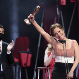 L'equip de la pel·lícula 'Las niñas' recull el seu Gaudí a la millor pel·lícula en llengua no catalana a la gala de lliurament dels premis, el 21 de març de 2021.