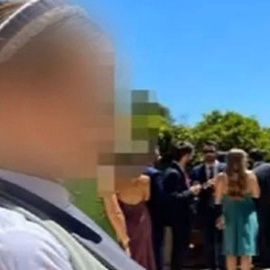 Una empleada utilizando una cofia.