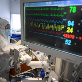 Personal sanitario del Hospital Universitario Marqués de Valdecilla de Santander en una de las UCI-Covid del hospital cántabro.