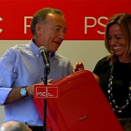 Regalan una maleta roja y un billete de avión de ida y vuelta a Chacón
