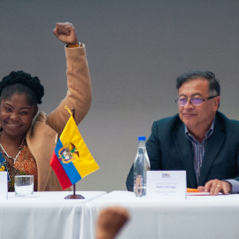 El presidente electo de Colombia, Gustavo Petro, y la vicepresidenta electa, Francia Márquez, reaccionan durante una ceremonia para recibir sus credenciales presidenciales en el Registro Civil Nacional.