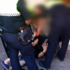 La policía reduce a un músico callejero por exceso de ruido en Valencia