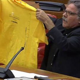 Tardá entrega a Margallo en el Congreso la camiseta de la 