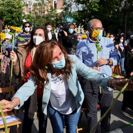 02/05/2021.- La candidata de Más Madrid a la presidencia de la Comunidad de Madrid, Mónica García (c), durante el acto de cierre de campaña que se celebra hoy domingo en la Cuesta de Moyano, en Madrid. EFE/Víctor Lerena