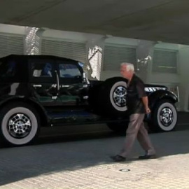 El coche de un jeque árabe aparcado en la ciudad de las ciencias de Valencia
