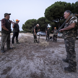 5/8/22 Cazadores junto a un sendero, en una imagen de archivo