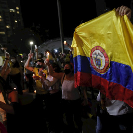 Colombianos se reúnen en el parque Urracá en apoyo a las protestas que completan una semana en Colombia, desde Ciudad de Panamá (Panamá).
