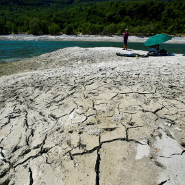 05/08/20222. La tierra seca y agrietada a causa de la sequía en el lago Le Broc(Alpes Marítimos) en Francia, a 5 de agosto de 2022.
