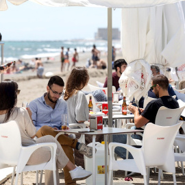 Varias personas disfrutan del buen tiempo en los chiringuitos de la playa de La Misericordia de Málaga el pasado sábado 1 de mayo.