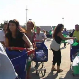 El SAT reparte el material escolar que sustrajo de un Carrefour