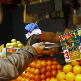 Una mujer compra fruta en un mercado de Madrid. REUTERS