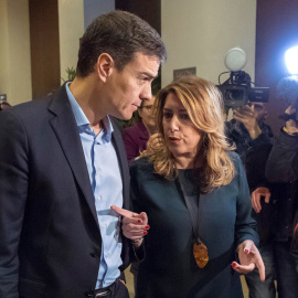 El secretario general del PSOE, Pedro Sánchez y la presidenta andaluza y secretaria general del PSOE-A, Susana Díaz, tras el encuentro que mantuvieron en Sevilla poco antes de la conferencia que Sánchez pronunció en el encuentro del Foro Joly .EFE/Jul