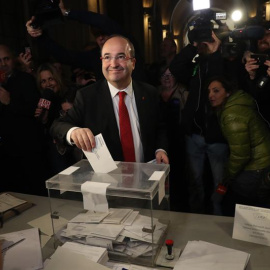 El líder del PSC Miquel Iceta, en el momento de votar en su colegio electoral de Barcelona, más de cinco millones y medio de catalanes están llamados a las urnas en esta jornada de elecciones autonómicas. EFE/Javier Etxezarreta