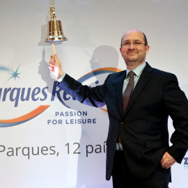 El consejero delegado de Parques Reunidos, Fernando Eiroa, toca la campana en el debut bursátil de la empresa. REUTERS/Andrea Comas
