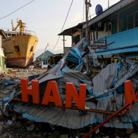 Un barco varado en un área costera después de que el terremoto y tsunami dañaran la zona - Reuters/ Athit Perawongmetha