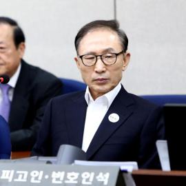 El expresidente de Corea del Sur, Lee Myung-Bak, comparece para su primer juicio en el Tribunal del Distrito Central de Seúl el 23 de mayo de 2018. REUTERS