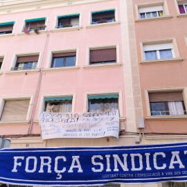 Edifici on viuen el Malek i la seva família, a punt de ser desnonats al barri de Sant Andreu.