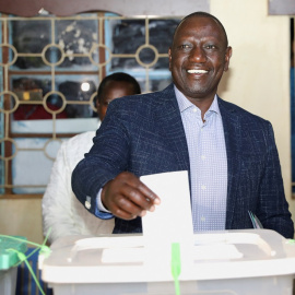 10/09/2022. El candidato de 'Kenia Primero', William Ruto,  deposita su voto en una urna, a 9 de agosto de 2022.