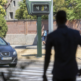 Un termómetro en una calle de Zaragoza marca 43 grados a 9 de agosto de 2022.