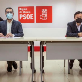 El portavoz del grupo parlamentario de Ciudadanos en el parlamento murciano, Juan José Molina, junto al vicesecretario general del PSOE en Murcia, Francisco Lucas durante la reunión que ha mantenido este martes en Murcia