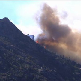 Continúa el incendio en el monte O Pindo 