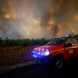 Los bomberos trabajan para contener un incendio en Belin-Beliet, mientras los incendios forestales continúan propagándose en la región de La Gironda, en el suroeste de Francia.