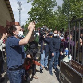 el candidato de Unidas Podemos a la Presidencia de la Comunidad de Madrid, Pablo Iglesias aplauden durante un acto del partido en el Polideportivo municipal Cerro Buenavista de Getafe, a 27 de abril de 2021.