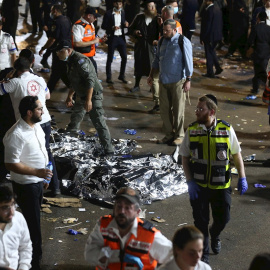 Los servicios médicos atienden a heridos, con los cuerpos de los fallecidos tapados en el suelo, tras la tragedia ocurrida durante la festividad del Lag Baomer, en el norte de Israel.