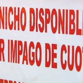 Avisos de desahucio en los nichos de un cementerio de Vigo