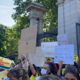 Una multitud de personas protesta en Madrid contra la represión policial y la censura del Gobierno colombiano