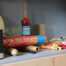 15/08/2022 - Una estanteria amb diversos petards.