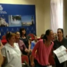 Una mujer desesperada irrumpe en el pleno del Ayuntamiento de Santa Cruz de Tenerife