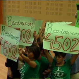 Profesores interinos protestan por los despidos ante la presidenta de la Junta
