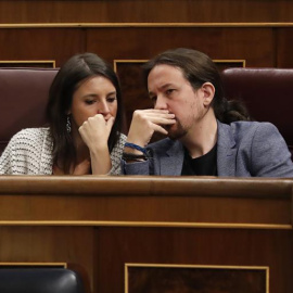 El líder de Podemos, Pablo Iglesias,d., e Irene Montero, durante la sesión de control al Gobierno, en el Congreso de los Diputados. EFE/ Javier Lizón