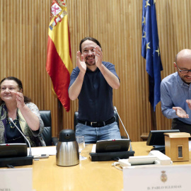 El secretario general de Podemos, Pablo Iglesias (c), junto a los diputados Mae de la Concha (i) y Txema Guijarro (d), inauguran un foro organizado por su partido para la regulación del cannabis. EFE/ J.P.Gandul