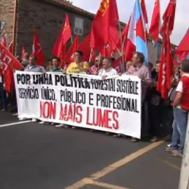 Unas 150 personas se concentran frente a la Consejería de Medio Rural para reivindicar una política forestal pública y de calidad