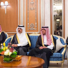 Fotografía cedida por el Palacio Real Saudí que muestra (de izq a dcha) al embajador saudí en Estados Unidos, el príncipe Jaled bin Salman, al ministro de Estado saudí, Musaed bin Mohamed al Aiban, al ministro de Exteriores, Adel al Yubeir,y al presi