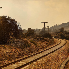17/8/22 LLamas y humo del incendio en Bejís vistas este miércoles 17 de agosto desde la vía del tren el municipio de El Toro, en Castelló.