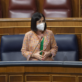 La ministra de Sanidad, Carolina Darias, interviene durante una sesión plenaria en el Congreso de los Diputados, Madrid